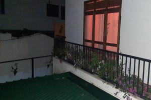 d'un balcon avec une fenêtre fleurie. dans l'établissement Greenro Residence Colombo, à Kottawa