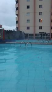 una gran piscina frente a un edificio en CALDAS NOVAS - FLAT PARQUE DAS ÁGUAS QUENTES - As piscinas mais quentes de Caldas!!, en Caldas Novas