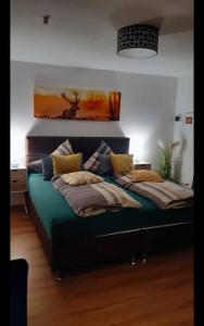 ヴィンターベルクにあるFerienwohnungen Michelのベッドルーム1室(壁に絵画が描かれたベッド1台付)