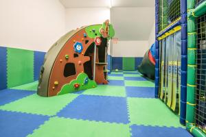 una sala de juegos para niños con estructura de juego en Hotel Resort Veronza, en Cavalese