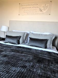 Droushia Heights Hotel في دروشيا: سرير عليه وسادتين في غرفة
