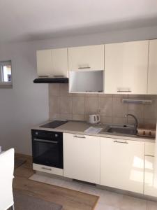 Kuchyň nebo kuchyňský kout v ubytování studio apartment near the beach-Ilda Radonic