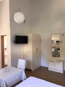 um quarto com uma cama e uma televisão na parede em studio apartment near the beach-Ilda Radonic em Jelsa