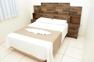 Łóżko lub łóżka w pokoju w obiekcie Paulo Hotel e Restaurante