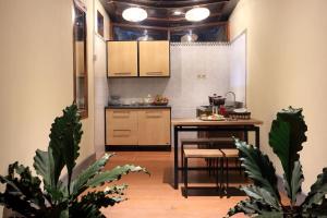 cocina con mesa y sillas en una habitación en Pondok Chandani Suite, en Tampaksiring