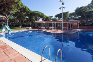 Bazén v ubytování Gava Mar- Castelldefels Beachfront Apartment- Direct access to the beach nebo v jeho okolí