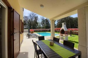 Bazén v ubytovaní Complex of 2 villas Olivia-Marisol with 2 private pools for up to 20 persons, 200m from the beach alebo v jeho blízkosti
