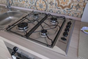 a stove top in a kitchen next to a sink at La rosa dei venti, apartment 2 in Porto Empedocle