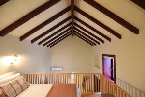 um quarto com uma cama num quarto com vigas de madeira em Vila Coura em Amarante