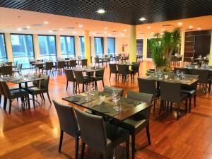 Restoran või mõni muu söögikoht majutusasutuses Mercure Leonardo da Vinci Rome Airport