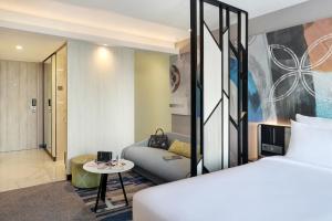 Postel nebo postele na pokoji v ubytování Novotel Suites Yogyakarta Malioboro