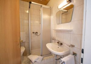 Kúpeľňa v ubytovaní Pension Nina & Gasthof Alpenrose + 19 fotografií
