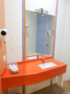 Łazienka w obiekcie Hotel Plaza Escribano