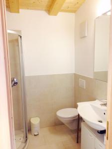 A bathroom at La terrazza gardenese
