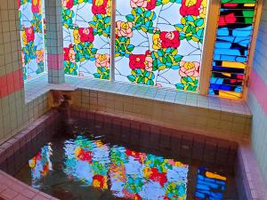 Πισίνα στο ή κοντά στο ペンション百万本のバラ "A Million Roses"