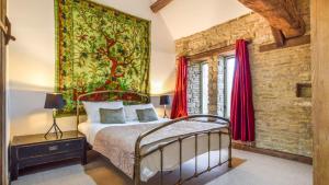 ein Schlafzimmer mit einem Bett und einem Wandgemälde in der Unterkunft Butts Farm in Cirencester