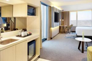 TV a/nebo společenská místnost v ubytování Novotel Suites Yogyakarta Malioboro