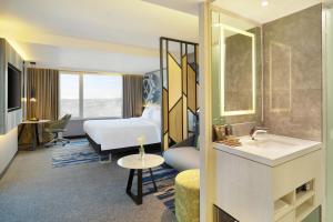 TV a/nebo společenská místnost v ubytování Novotel Suites Yogyakarta Malioboro