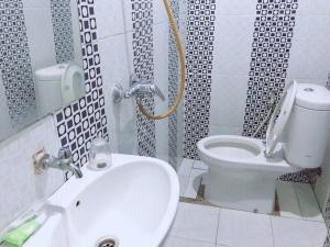 ein Bad mit einem WC und einem Waschbecken in der Unterkunft Hotel Lendosis Mayor Ruslan in Palembang