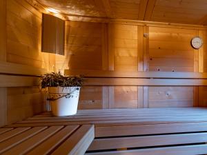 a sauna with a potted plant sitting on a bench at B&B il Sambuco in Vignola