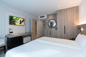 Ein Bett oder Betten in einem Zimmer der Unterkunft Attica 21 Barcelona Mar