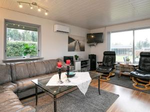 - un salon avec un canapé et une table dans l'établissement 7 person holiday home in Hals, à Hals