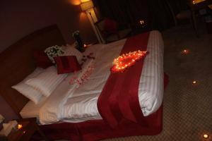 Een bed met kaarsen erop. bij Reef Al Malaz International Hotel by Al Azmy in Riyad