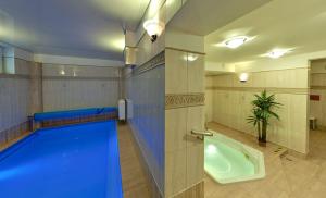 Bazén v ubytovaní Apartamenty Nad Parsętą Szpitalna 7 alebo v jeho blízkosti