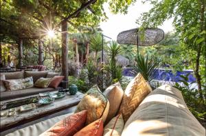un giardino con divano e cuscini su una panca di Layla Gocek Adults only a Göcek