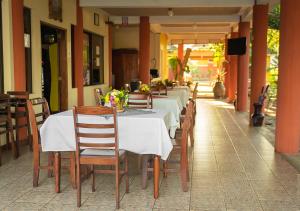 a row of tables and chairs in a restaurant at Mansión Los Guichos in Retalhuleu