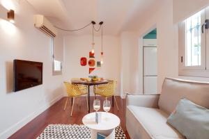 uma sala de estar com um sofá e uma mesa em Sweet Inn - Sepulveda em Barcelona