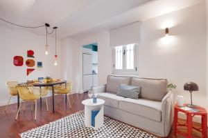uma sala de estar com um sofá e uma mesa em Sweet Inn - Sepulveda em Barcelona
