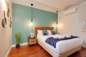 a bedroom with a large bed with two towels at Sweet Inn - Sepulveda in Barcelona