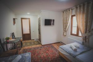 Un televizor și/sau centru de divertisment la Parivash Guest House