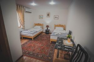 Un pat sau paturi într-o cameră la Parivash Guest House