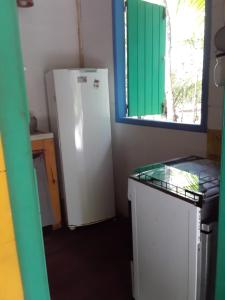 Virtuvė arba virtuvėlė apgyvendinimo įstaigoje Casinha Amarela Chales Boipeba