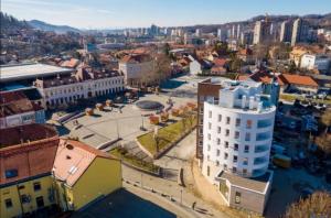 une vue aérienne sur une ville avec des bâtiments dans l'établissement Apartment La Mia, à Tuzla