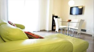 Televízia a/alebo spoločenská miestnosť v ubytovaní VACAY Apartamento Gracia, Ubicación Inmejorable A Pocos Pasos de la Playa y Tiendas en la Costa Brava, l'Escala
