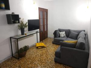 uma sala de estar com dois sofás e uma televisão em Casa Mineta em Cretas