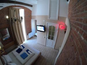 uma vista para um quarto com uma cama e uma televisão em Hotel Sun em Lviv
