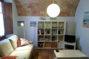 sala de estar con sofá y estante para libros en La casita marrón, en Palafrugell