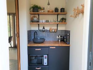 Kuchyň nebo kuchyňský kout v ubytování ForRest Suites