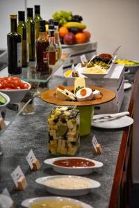 una mesa con platos de comida y botellas de vino en Hotel Jana, en Přerov