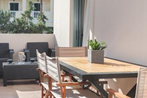 een eettafel en stoelen met een plant erop bij Pierros Hotel in Laganas