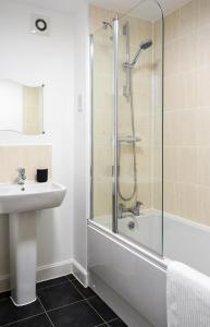 沃里克的住宿－1 Bedroom Apartment Leamington Spa Hosted By Golden Key，带淋浴和盥洗盆的浴室