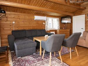 een woonkamer met een bank, stoelen en een tafel bij 6 person holiday home in Grenaa in Grenå