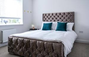 Krevet ili kreveti u jedinici u objektu 1 Bedroom Apartment Leamington Spa Hosted By Golden Key
