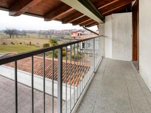 balcone con vista su un campo di Belvilla by OYO Secluded Apartment with Balcony a Romagnano Sesia