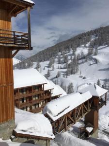 un lodge de ski avec de la neige sur le toit dans l'établissement appart chalet hameau des rennes - luxe -pied des pistes, à Vars