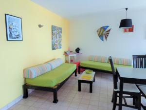 ein Wohnzimmer mit 2 Sofas und einem Tisch in der Unterkunft APPARTEMENT 46M², 1 CHAMBRE, PISCINE, TENNIS, PLAGE DIRECT in Sète